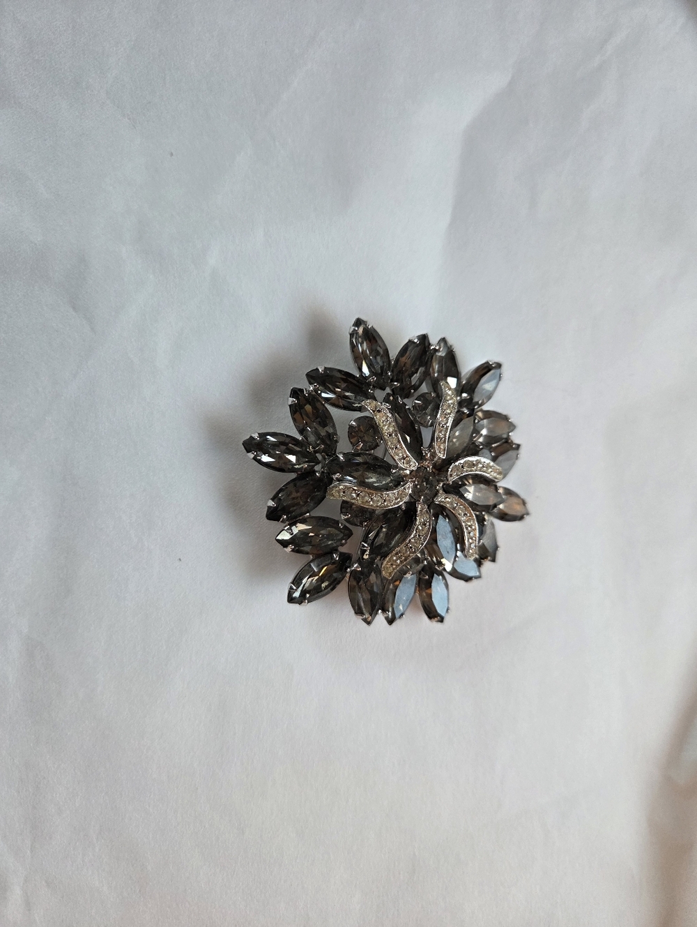 Beautiful Brooch - Picture 2 of 3